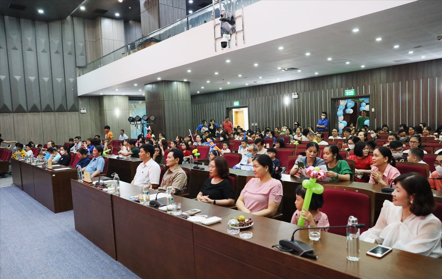 Các đồng chí lãnh đạo Ủy Ban Dân tộc, Đảng ủy, Công đoàn và Đoàn Thanh niên UBDT tham dự Tết Trung thu cùng các cháu thiếu niên, nhi đồng