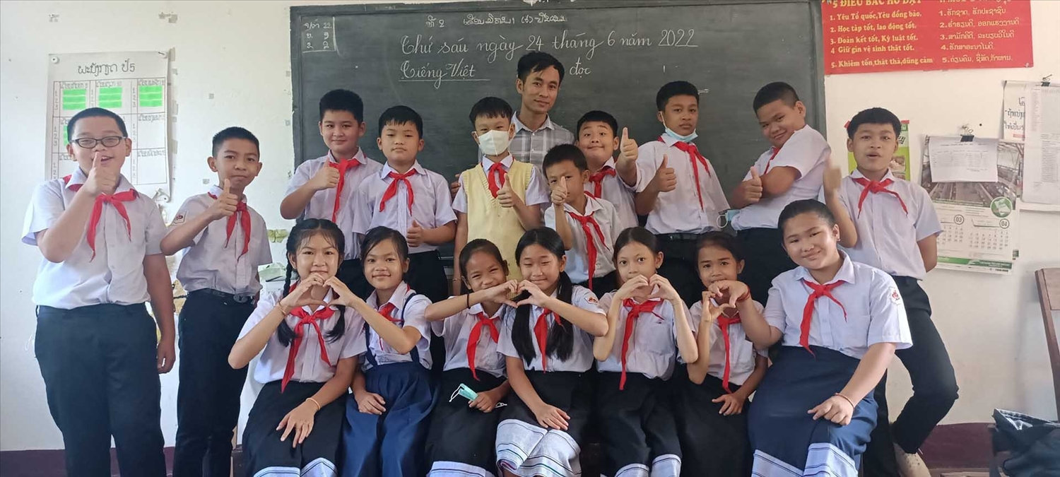 Thầy giáo Trương Văn Phương cùng những học sinh của mình. (Ảnh: NVCC) Thầy giáo Trương Văn Phương cùng những học sinh của mình. (Ảnh: NVCC)