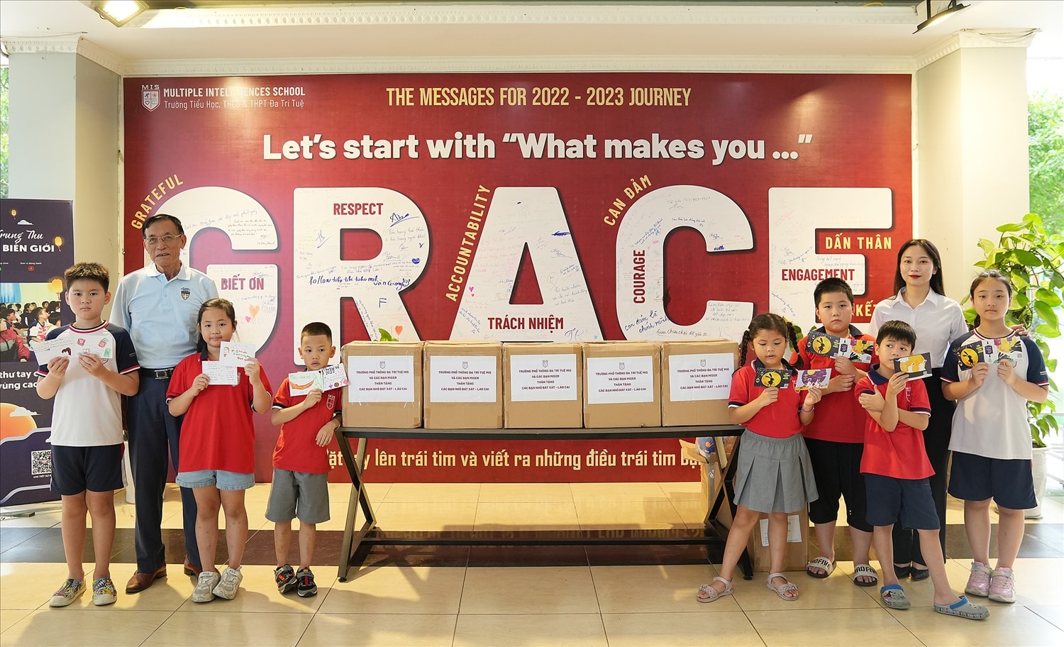 Giáo viên và học sinh Trường Phổ thông Đa Trí Tuệ Mis gửi những yêu thương các em học sinh vùng cao Bát Xát