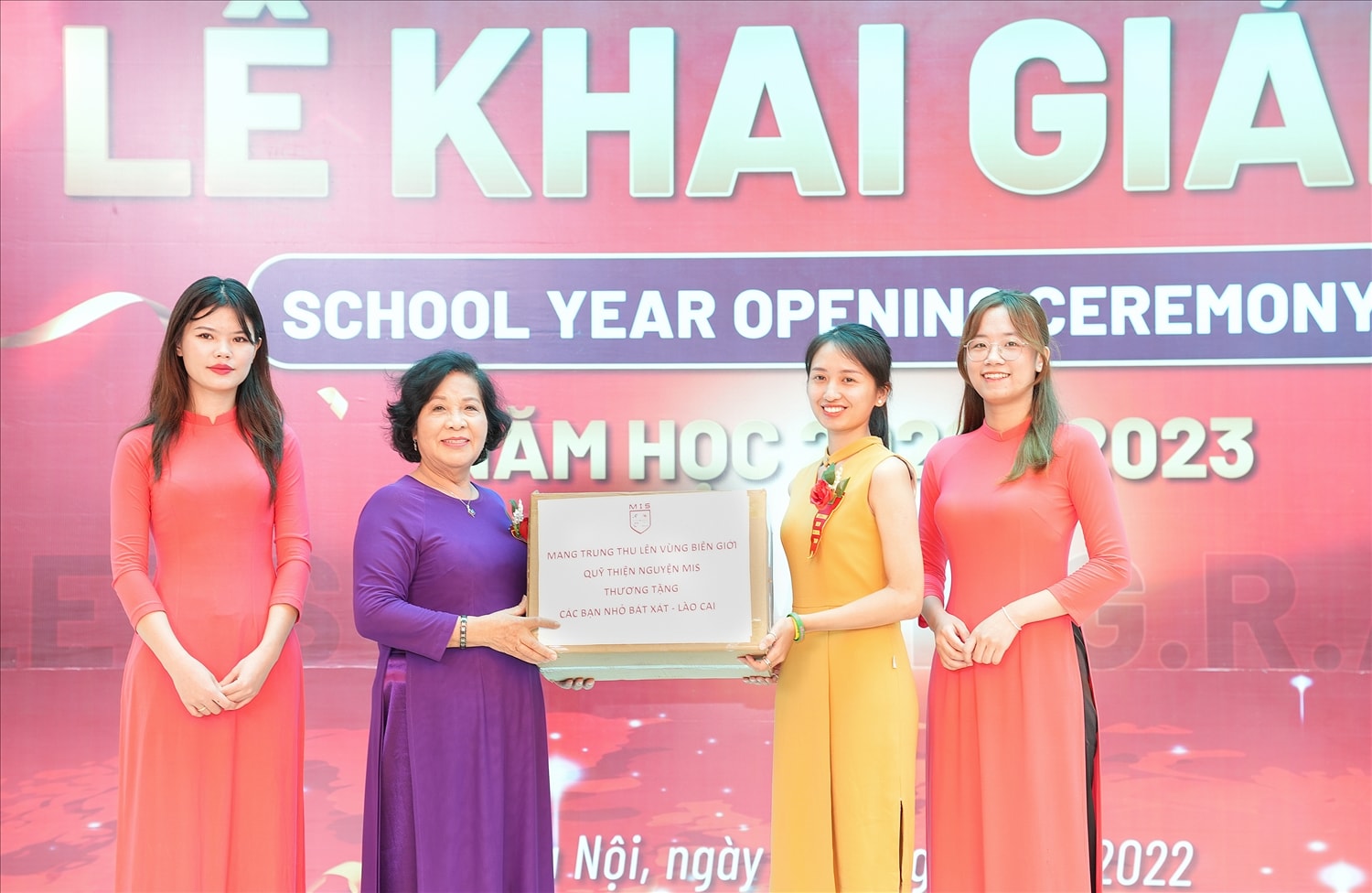 Đại diện Ban Giám hiệu Trường Phổ thông Đa Trí Tuệ Mis gửi những phần quà tới các em học sinh vùng cao Bát Xát thông qua Ban Tổ chức Chương trình 