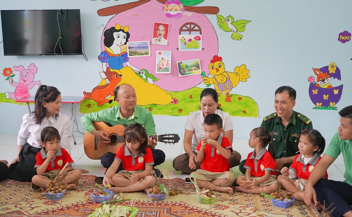 Tiết mục văn nghệ của Đoàn và các bạn nhỏ Trường Mầm non Na Mèo 2 trong không khí ấm áp, đón Trung thu tại vùng cao 