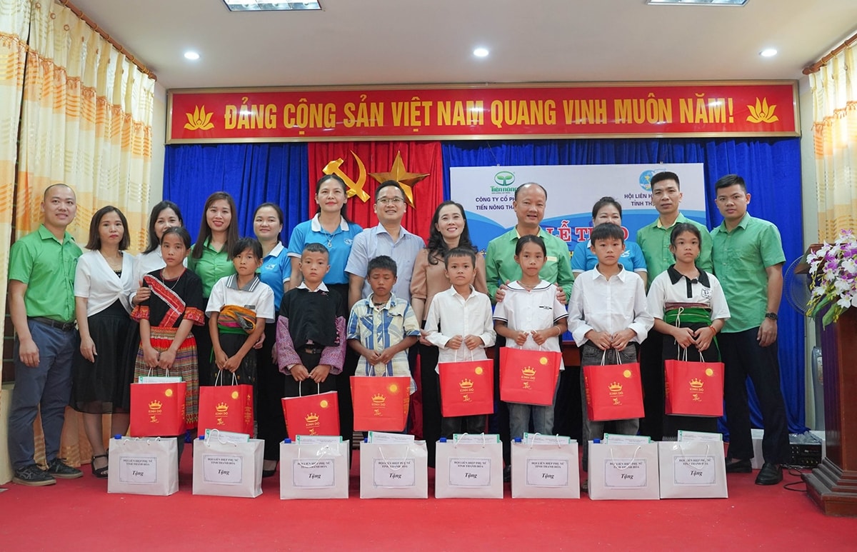 Các thành viên trong Đoàn trao các suất quà cho các em nhỏ Trường Mầm non Na Mèo 2