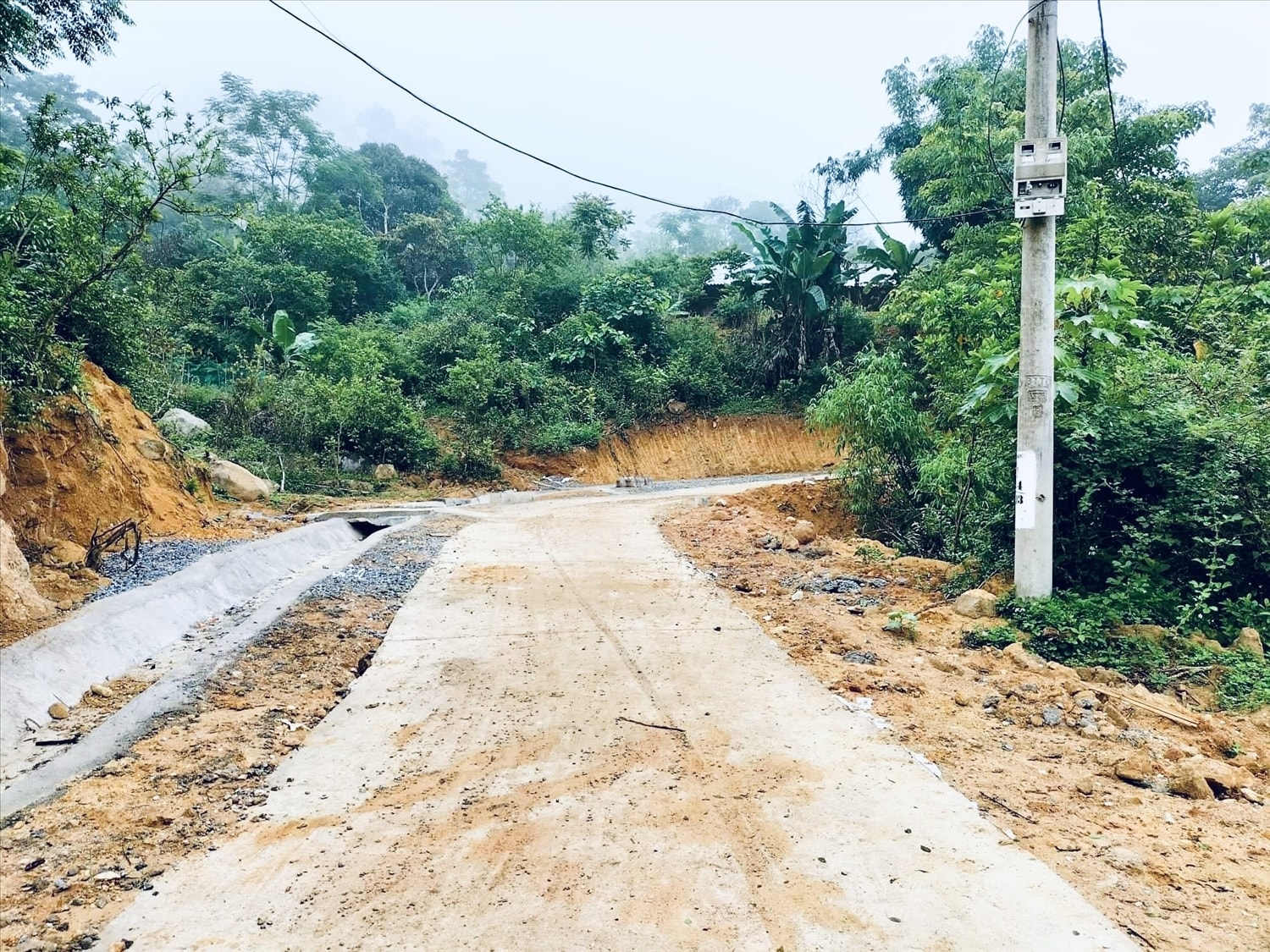 Ngoài việc triển khai hiệu quả đề án tuyên truyền về tang ma, tỉnh Thanh Hóa đã ban hành nhiều chính sách, cơ chế đặc thù để hỗ trợ các bản đặc biệt khó khăn như mở đường vươn tới bản Mông ở Quan Sơn Ngoài việc triển khai hiệu quả đề án tuyên truyền về tang ma, tỉnh Thanh Hóa đã ban hành nhiều chính sách, cơ chế đặc thù để hỗ trợ các bản đặc biệt khó khăn như mở đường vào bản Mông ở Quan Sơn