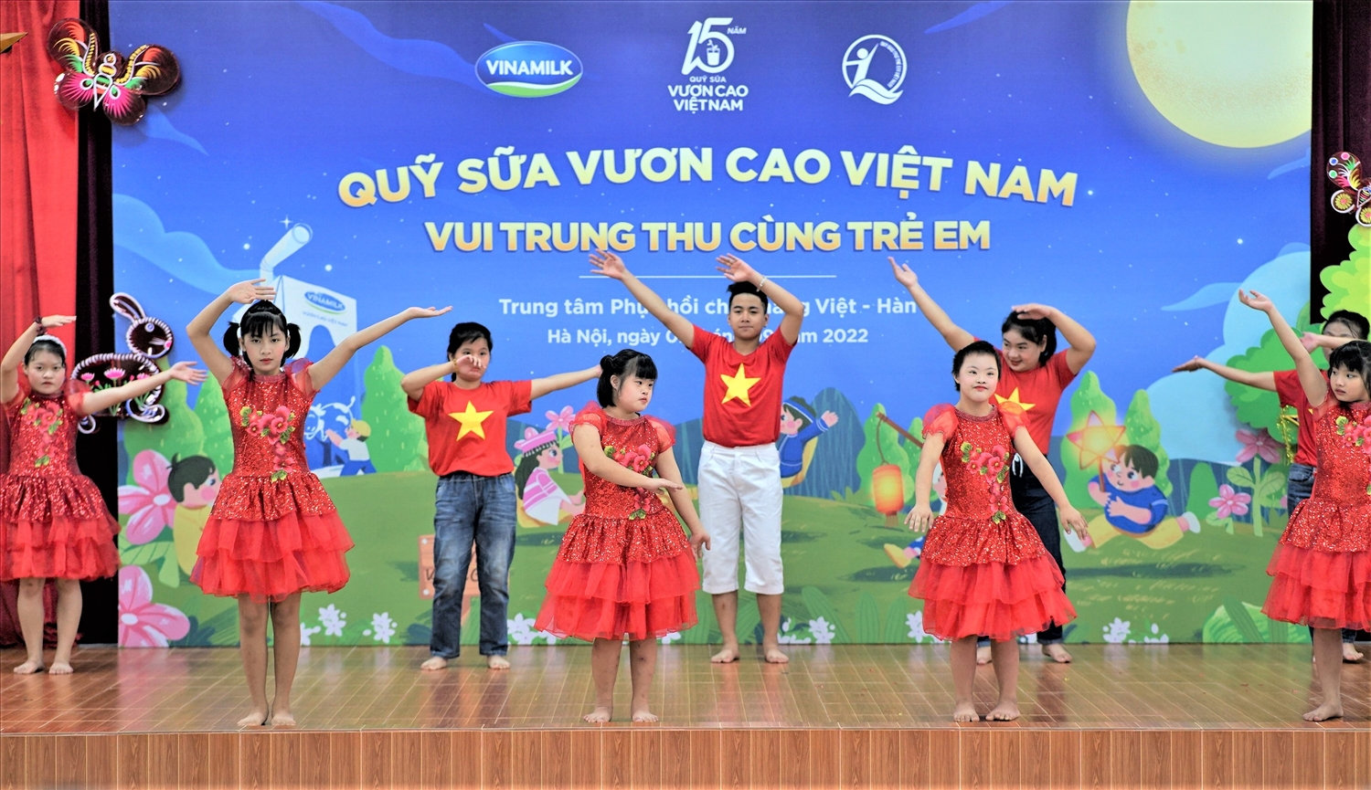 Với sự hướng dẫn tận tình của cô giáo, các em tại Trung tâm phục hồi chức năng Việt-Hàn đã có màn trình diễn văn nghệ rất tự tin