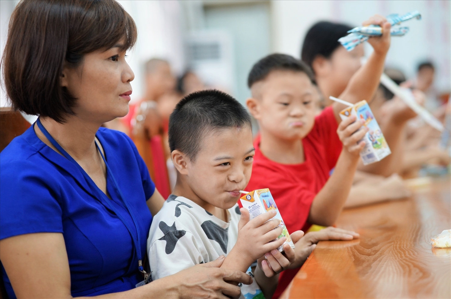 Biểu cảm thích thú của các em khi vừa được xem văn nghệ, vừa được uống sữa và khám phá những phần quà xinh xắn