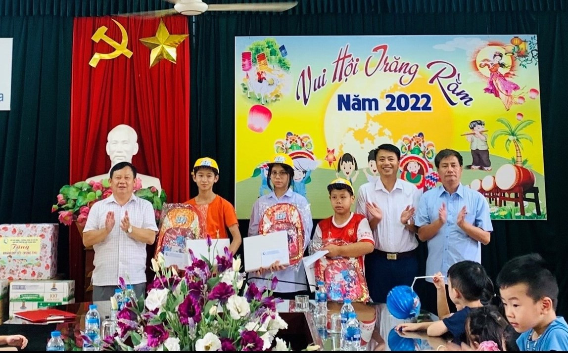 Tại nhiều địa phương khác, giải thưởng và các phần quà của cuộc thi vẽ tranh “Em vẽ ước mơ vươn cao” cũng đã được trao tặng đến các em đúng vào dịp Trung Thu