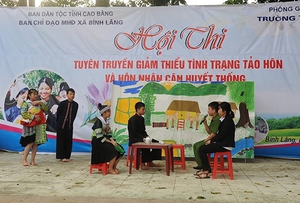 Một buổi tuyên truyền về tảo hôn và hôn nhân cận huyết thống tại Trường PTTH Dân tộc nội trú. Ảnh: TH