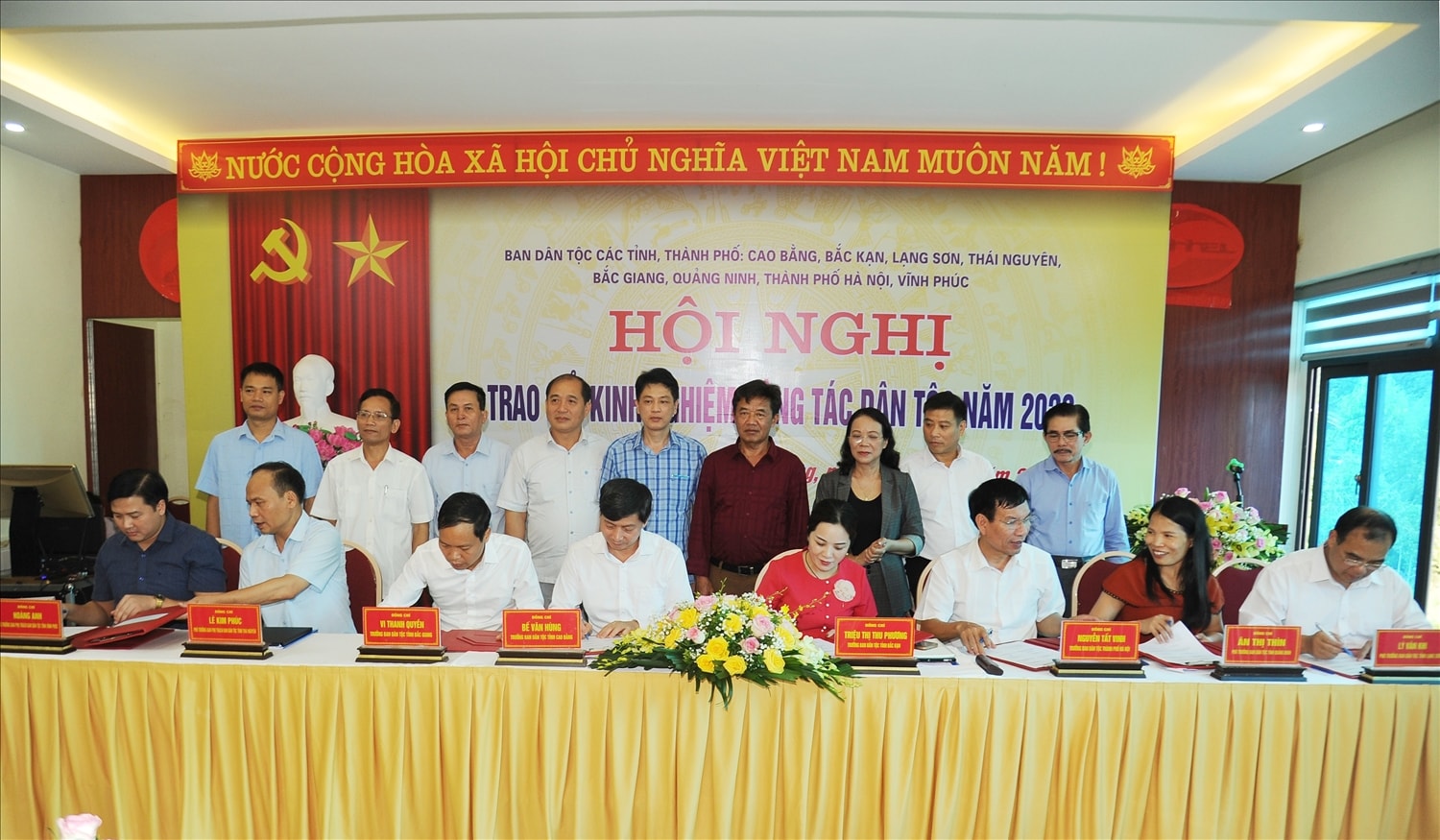 Thứ trưởng, Phó Chủ nhiệm UBDT Hoàng Thị Hạnh và lãnh đạo các địa phương chứng kiến đại diện lãnh đạo Ban Dân tộc các tỉnh, thành phố ký kết Chương trình phối hợp trong giai đoạn 2021 - 2025 và những năm tiếp theo Thứ trưởng, Phó Chủ nhiệm UBDT Hoàng Thị Hạnh và lãnh đạo các địa phương chứng kiến đại diện lãnh đạo Ban Dân tộc các tỉnh, thành phố ký kết Chương trình phối hợp trong giai đoạn 2021 - 2025 và những năm tiếp theo