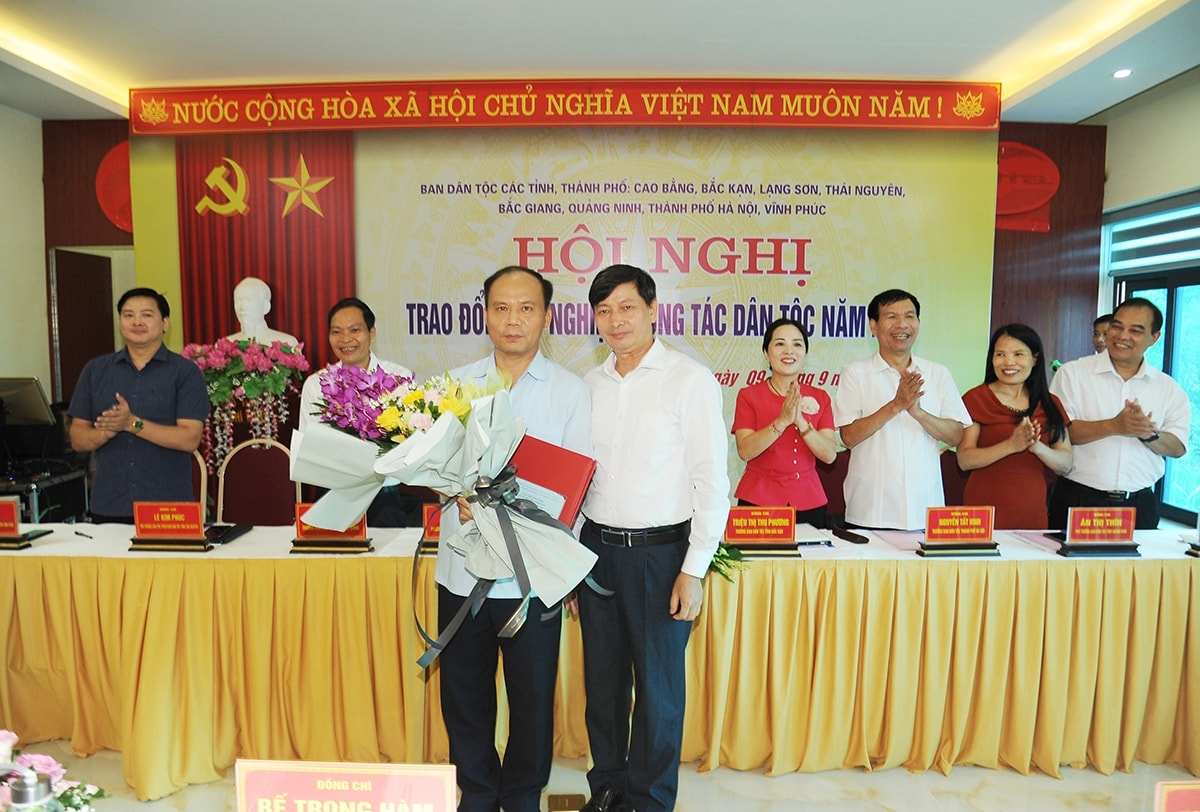 Ban Dân tộc tỉnh Cao Bằng đã bàn giao nhiệm vụ đăng cai tổ chức Chương trình phối hợp năm 2023 cho Ban Dân tộc tỉnh Thái Nguyên, đơn vị cụm trưởng luân phiên năm 2023. Ban Dân tộc tỉnh Cao Bằng đã bàn giao nhiệm vụ đăng cai tổ chức Chương trình phối hợp năm 2023 cho Ban Dân tộc tỉnh Thái Nguyên, đơn vị cụm trưởng luân phiên năm 2023.