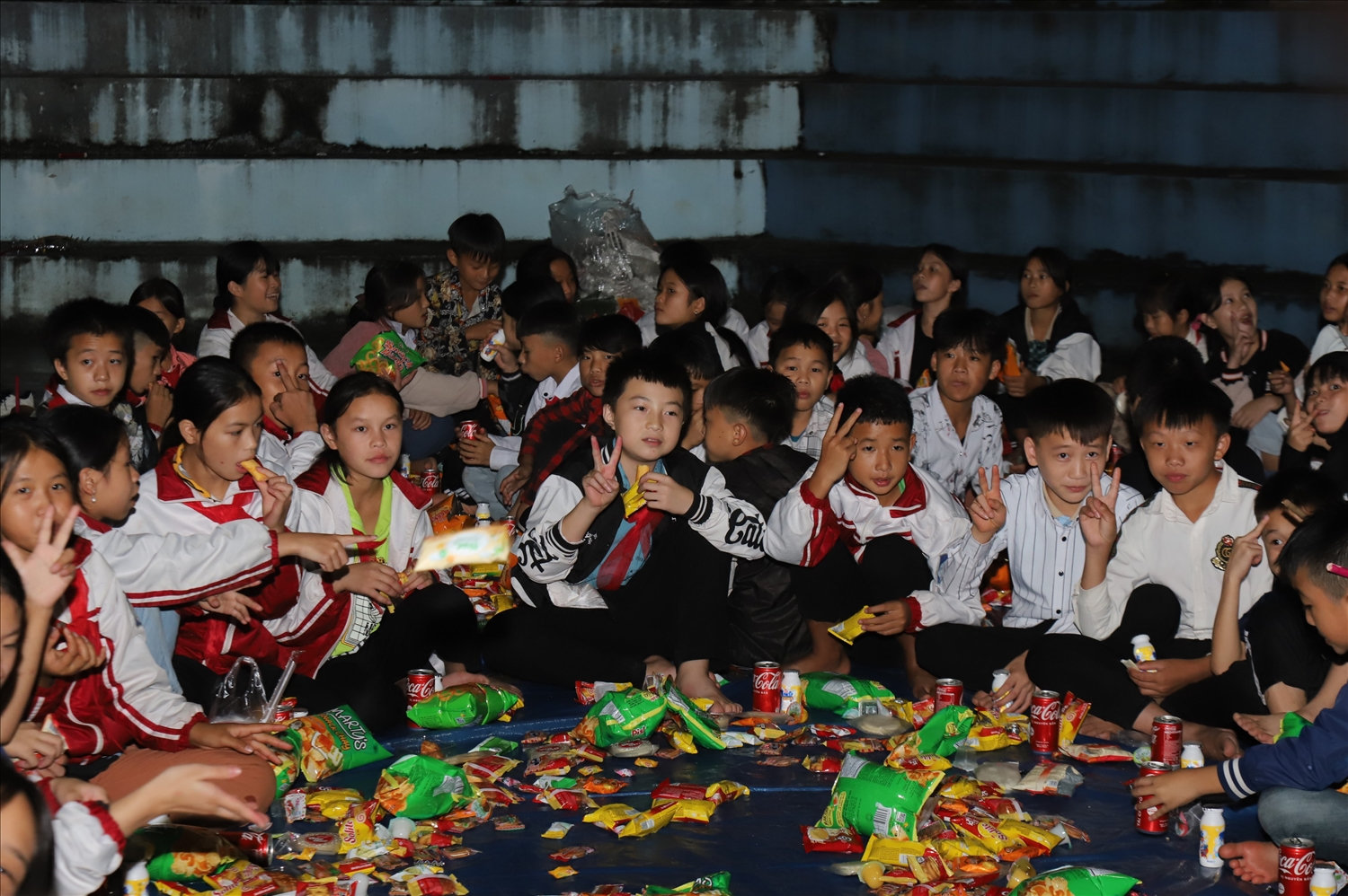 Các em nhỏ phá cỗ Trung thu trong niềm hân hoan