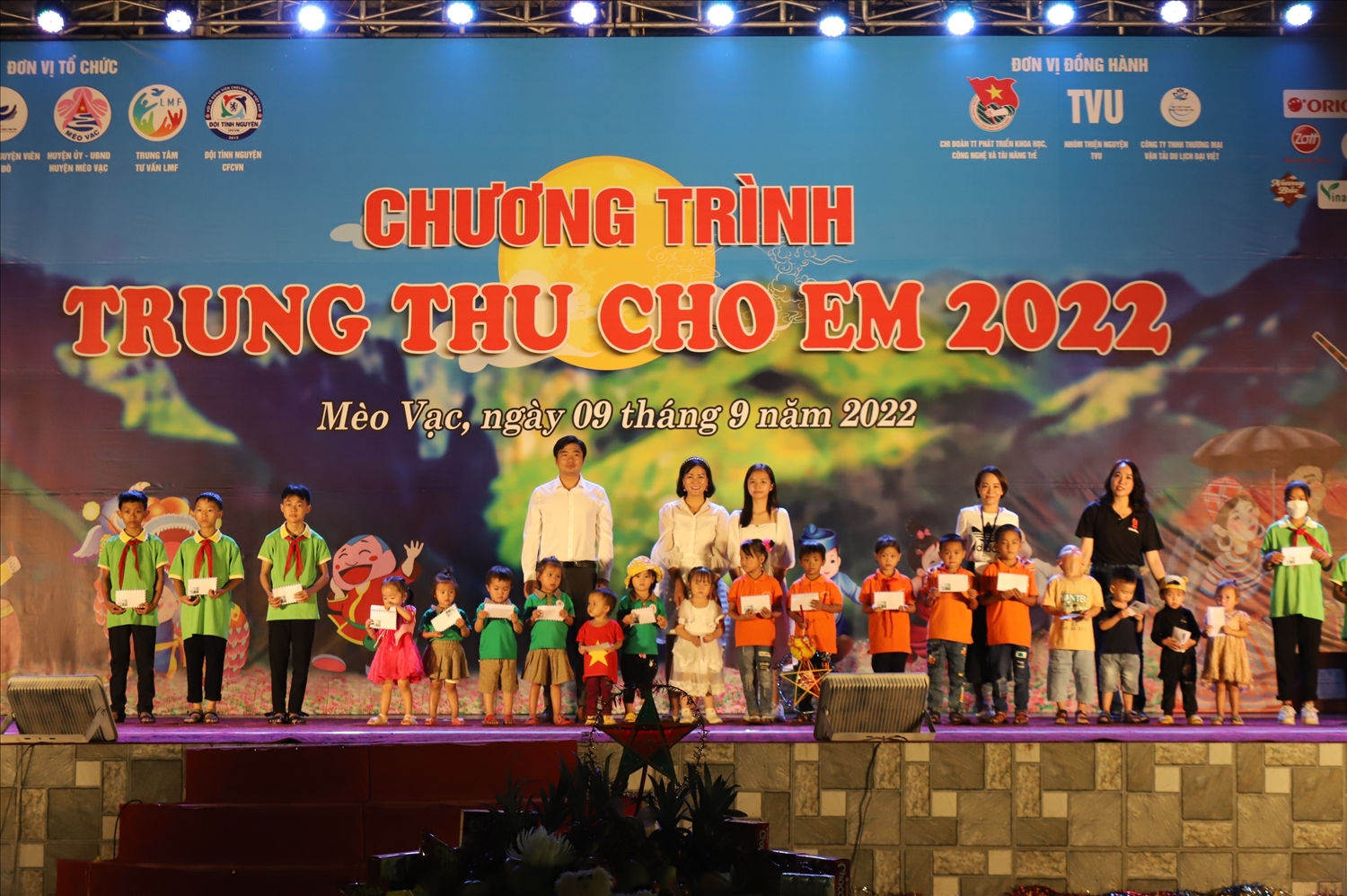 Đại diện các nhà tài trợ trao học bổng cho học sinh có hoàn cảnh khó khăn huyện Mèo Vạc