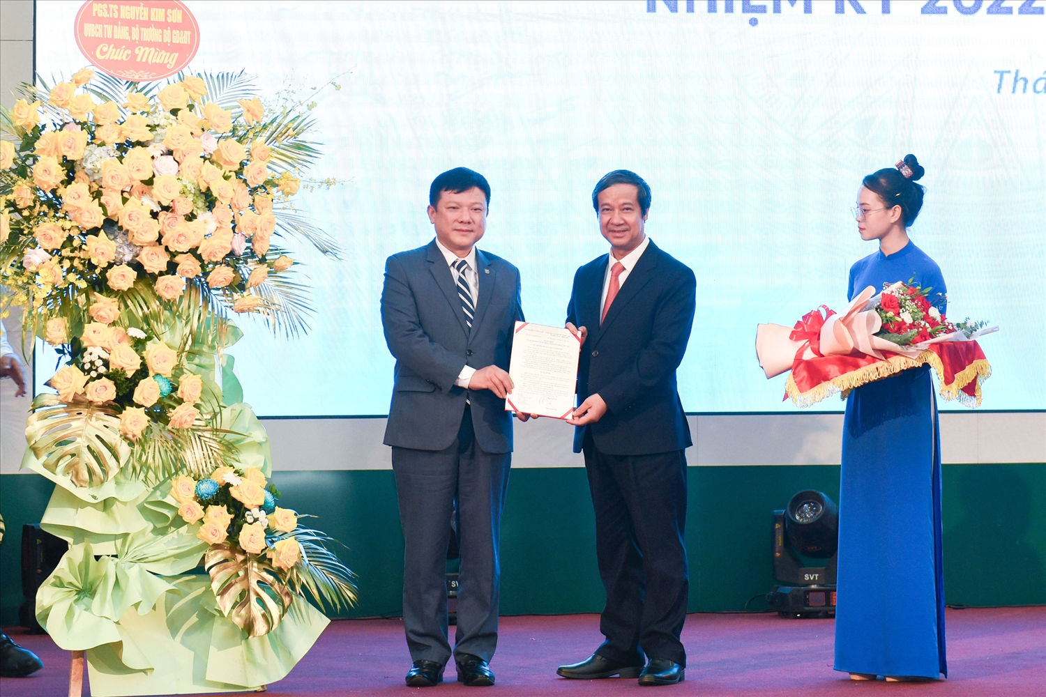 Bộ trưởng Bộ GD&ĐT Nguyễn Kim Sơn trao Quyết định Giám đốc ĐHTN nhiệm kỳ 2022 - 2027cho PGs.Ts. Hoàng Văn Hùng