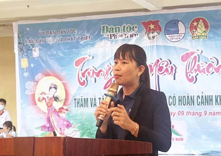 Đồng chí Hoàng Thị Mỹ Hằng - Huyện ủy viên, Bí thư Đoàn Thanh niên Cộng sản Hồ Chí Minh huyện Bảo Lâm Phát biểu cảm ơn tấm lòng của các đơn vị tài trợ Chương trình