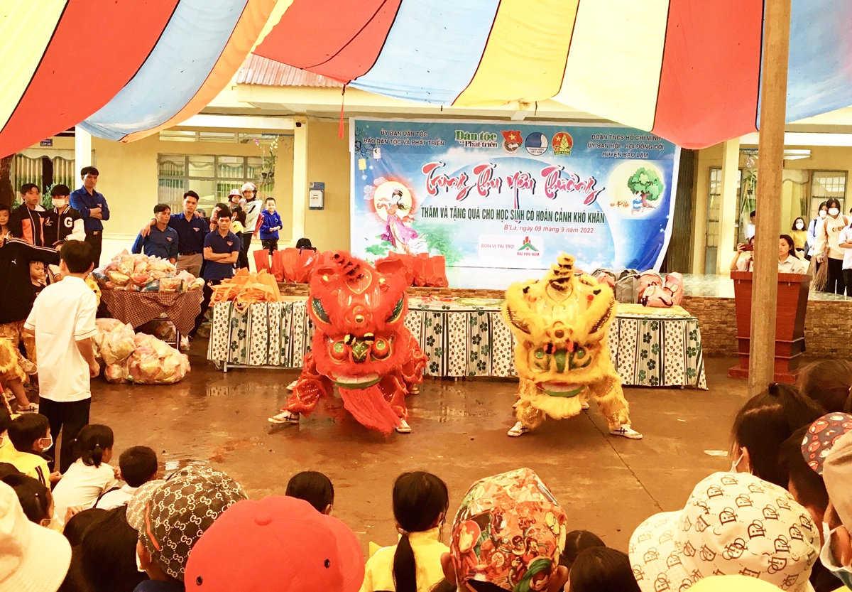 Mặc dù mưa to giữa chừng, nhưng vẫn không ngăn được sự háo hức của các em thiếu nhi khi xem biểu diễn múa lân và tham gia phá cỗ