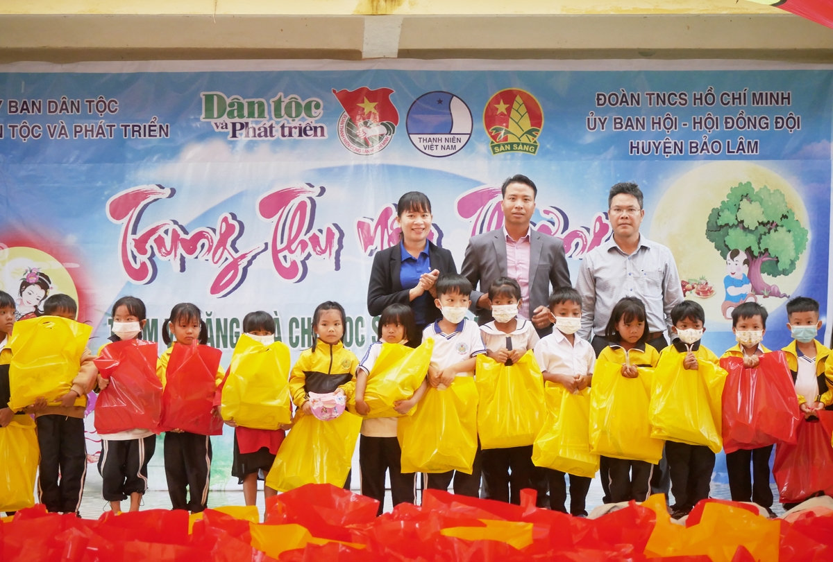 Đại diện Ban Tổ chức và đơn vị tài trợ tặng 200 phần quà cho các em có hoàn cảnh khó khăn