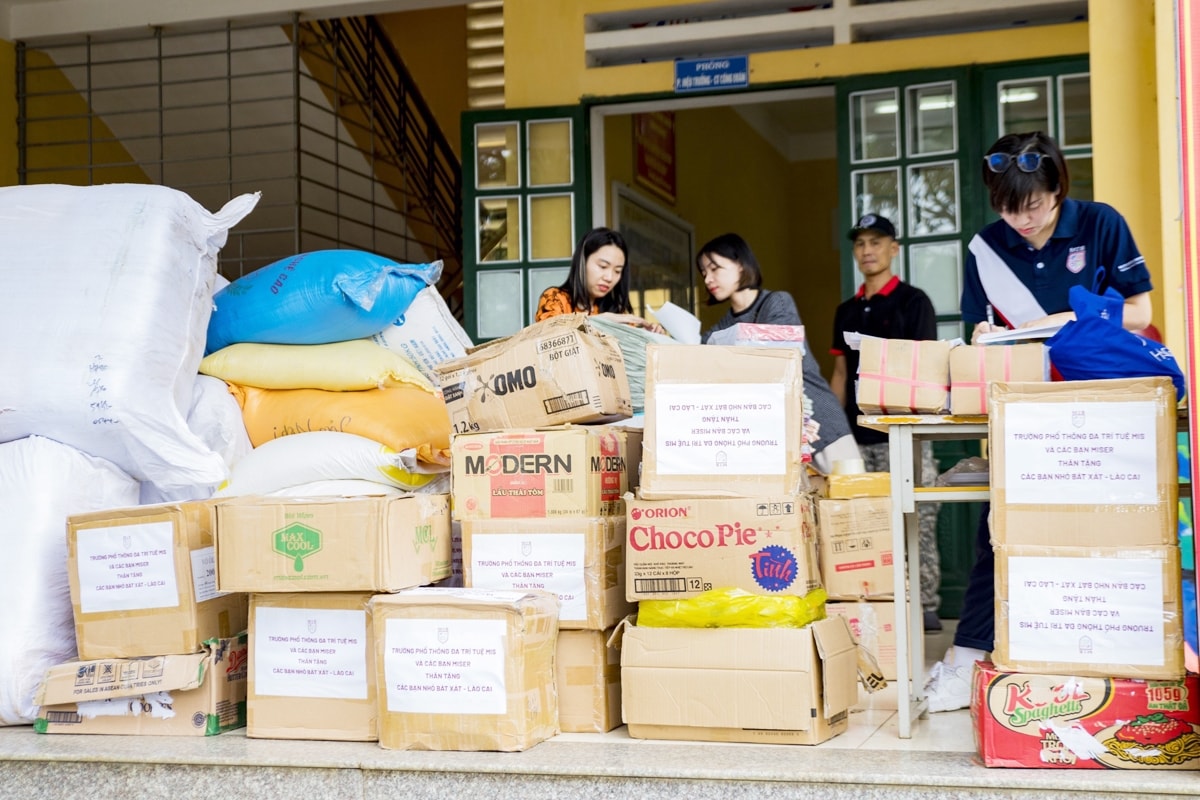 Các tình nguyện viên kiểm đếm sắp xếp các phần quà cho các điểm trường Các tình nguyện viên kiểm đếm sắp xếp các phần quà cho các điểm trường