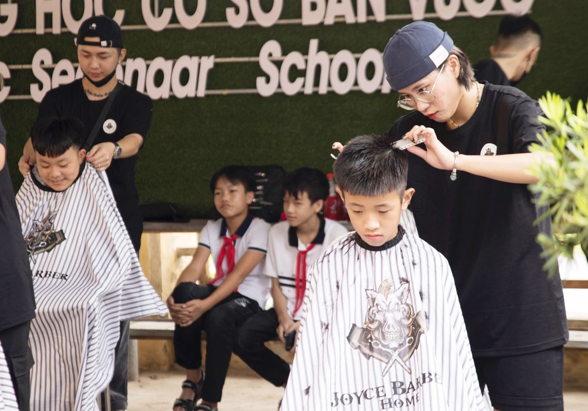Các tình nguyện viên cắt tóc cho các em nhỏ tại Trường THCS Bản Vược Các tình nguyện viên cắt tóc cho các em nhỏ tại Trường THCS Bản Vược
