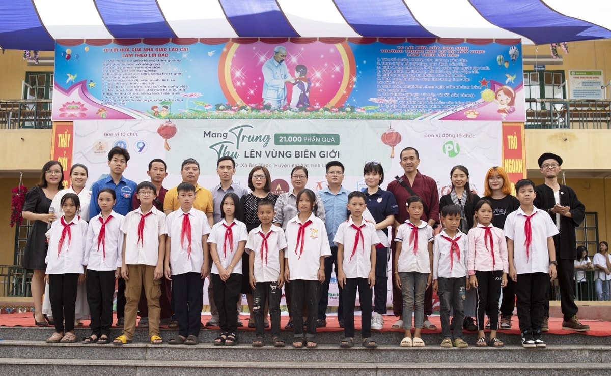 Ban tổ chức cùng lãnh đạo tỉnh Lào Cai, huyện Bát Xát, Phòng giáo dục và Đào tạo huyện Bát Xát chụp ảnh lưu niệm Ban tổ chức cùng lãnh đạo tỉnh Lào Cai, huyện Bát Xát, Phòng giáo dục và Đào tạo huyện Bát Xát chụp ảnh lưu niệm