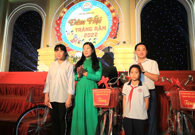 Ủy ban Mặt trận Tổ quốc Việt Nam thành phố Hà Nội trao tặng xe đạp cho các trẻ em có hoàn cảnh khó khăn, vượt khó học giỏi.