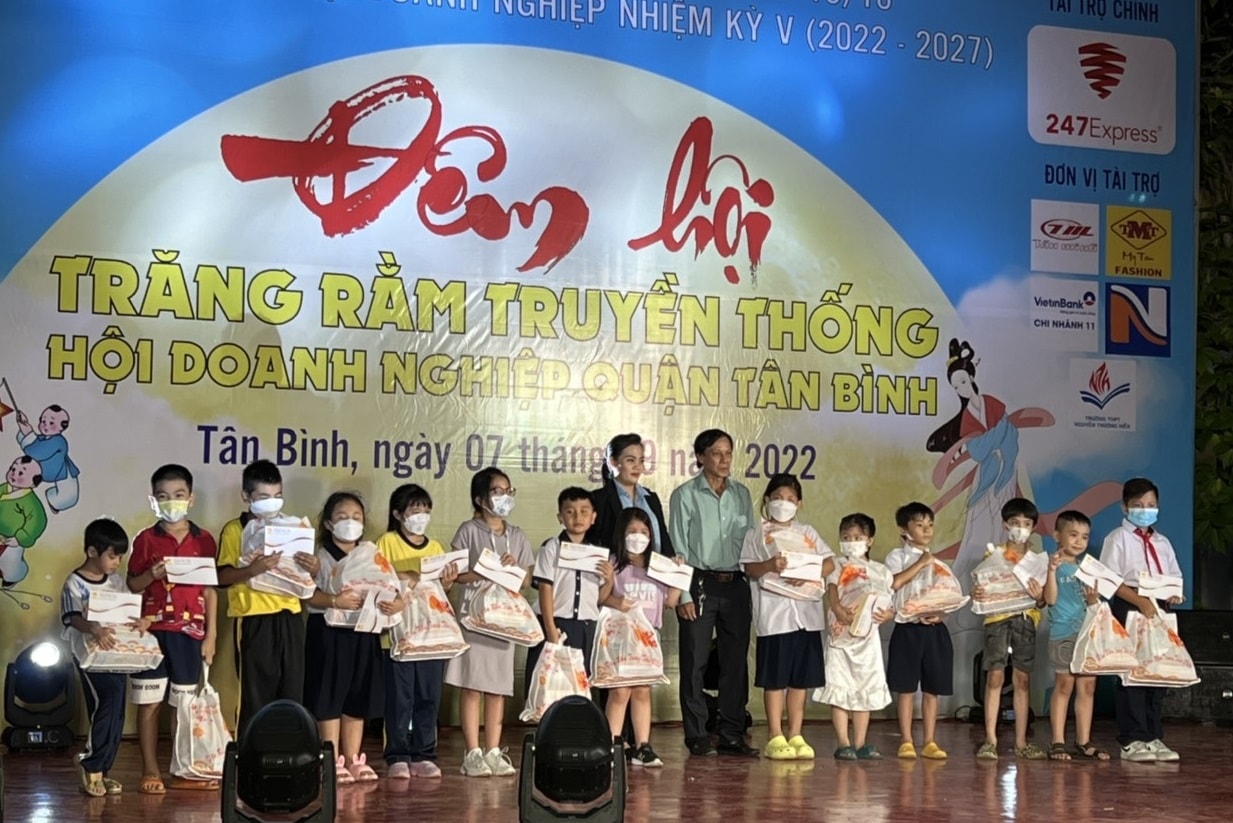 Các đơn vị, ban ngành, doanh nghiệp trên địa bàn TP Hồ Chí Minh cùng chung tay chăm lo Tết Trung thu cho các em thiếu nhi có hoàn cảnh khó khăn. 