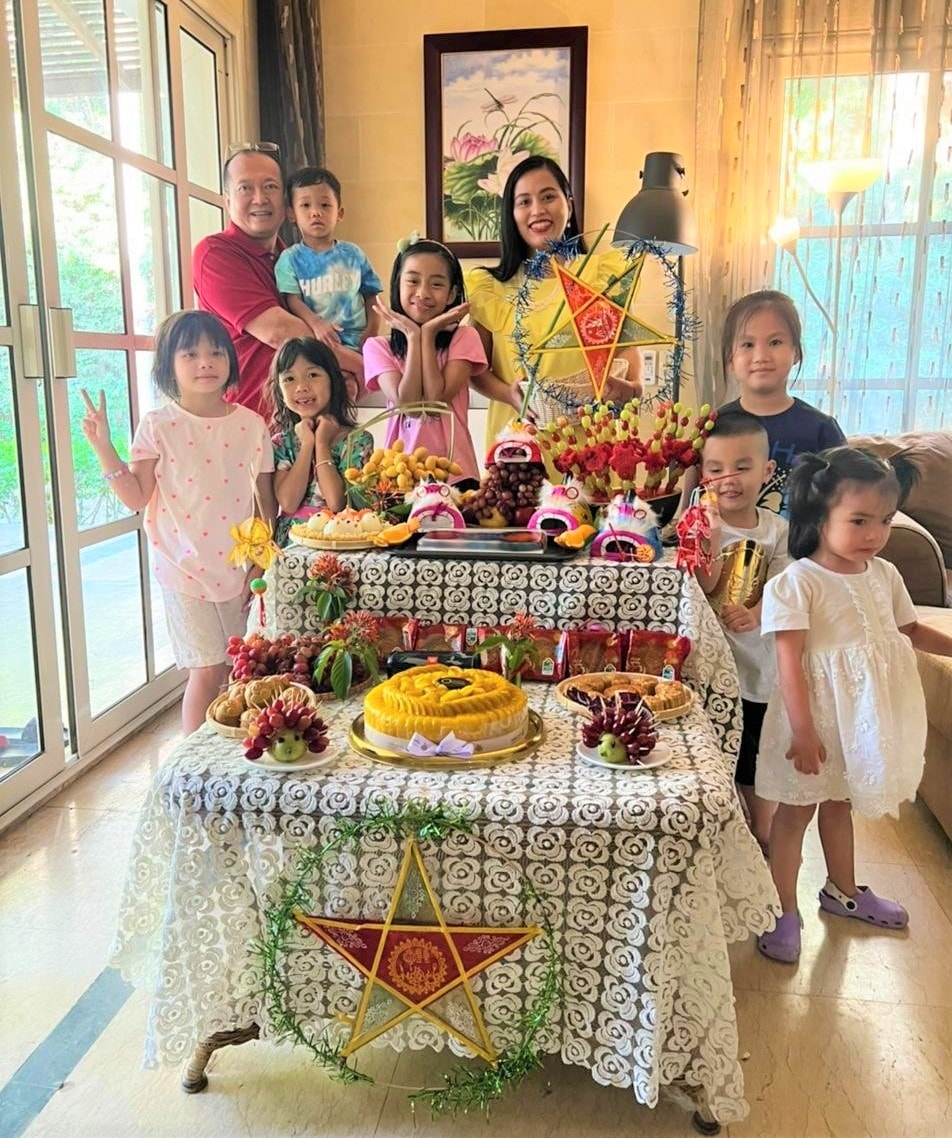 Đại sứ Nguyễn Huy Dũng và phu nhân cùng các cháu nhỏ bên mâm ngũ quả, chuẩn bị đón Trung thu.
