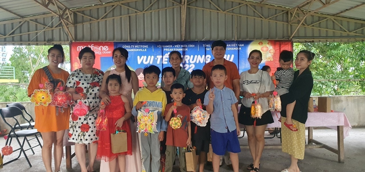 Thiếu nhi gốc Việt tại tỉnh Preah Sihanouk (Campuchia) vui Tết Trung thu.