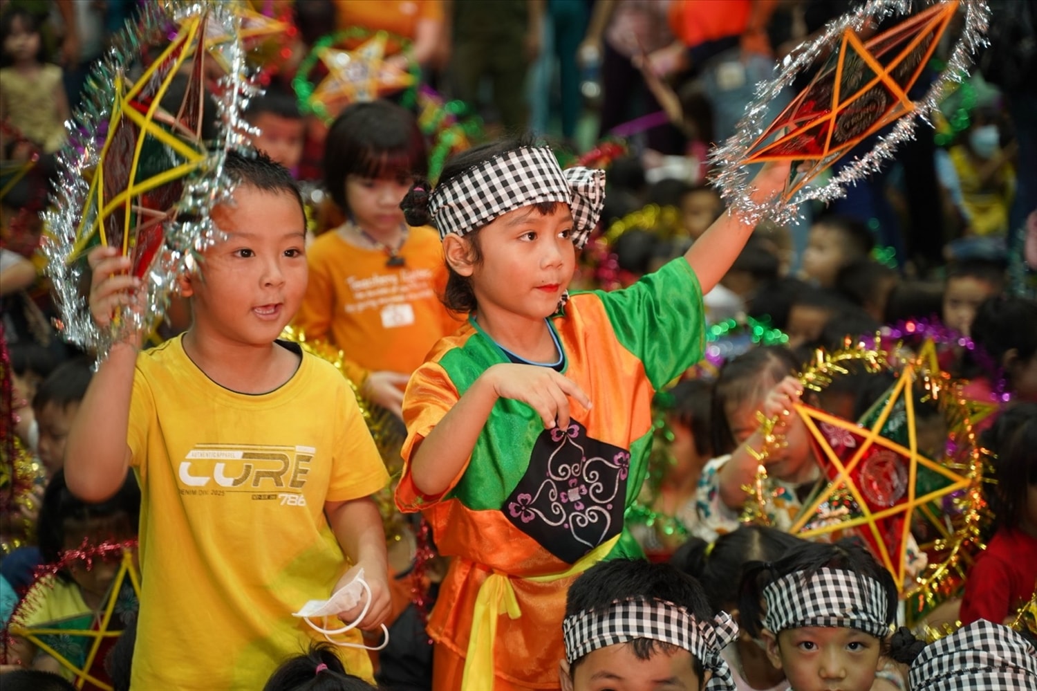 Các em nhỏ thích thú với hoạt động trong đêm hội trăng rằm và những phần quà trung thu ý nghĩa. Ảnh: Đoàn TN Công an Quảng Nam