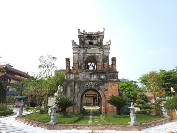 Cổng Tam quan và hàng bia đá cũ được lưu giữ đến ngày nay tại Tùng Lâm Diệc Cổ Cổng Tam quan và hàng bia đá cũ được lưu giữ đến ngày nay tại Tùng Lâm Diệc Cổ