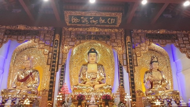 3 pho tượng bằng đồng tại chánh điện chùa Diệc có chiều cao 5-7m 3 pho tượng bằng đồng tại chánh điện chùa Diệc có chiều cao 5-7m