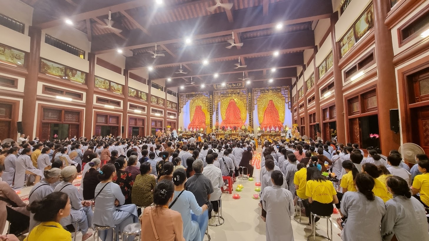 Đông đảo chư tăng, phật tử dự lễ khánh thành Đại hùng Bảo điện chùa Diệc Đông đảo chư tăng, phật tử dự lễ khánh thành Đại hùng Bảo điện chùa Diệc