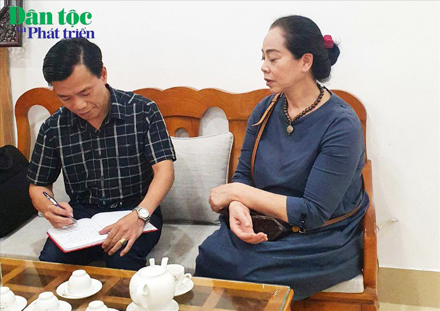 Bà Vũ Thị Hoa cung cấp một số thông tin có liên quan đến nội dung Đơn kêu cứu cho Phóng viên Báo Dân tộc và Phát triển