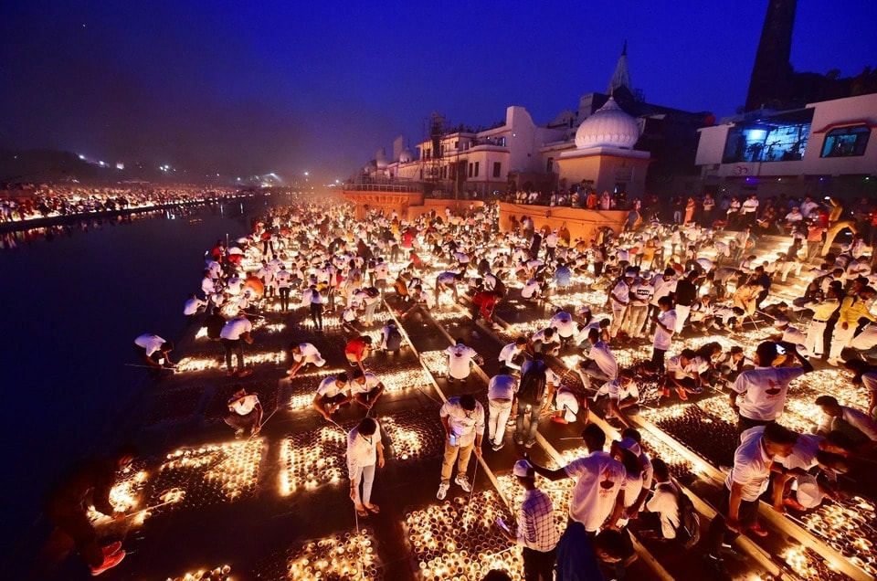 Lễ hội thu hút hàng triệu người theo đạo Hindu, đạo Sikh, đạo Jain và một số Phật tử tham gia Lễ hội Diwali thu hút hàng triệu người theo đạo Hindu, đạo Sikh, đạo Jain và một số Phật tử tham gia