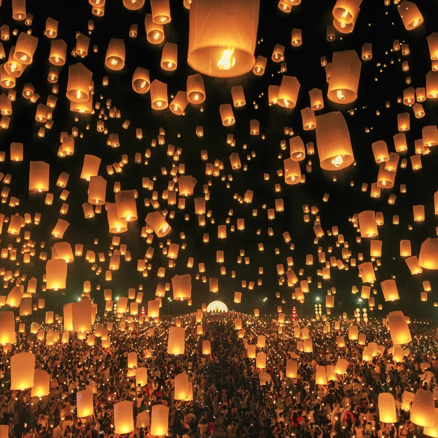 Lễ hội Loi Krathong lớn nhất là ở Sukhothai, Chiang Mai, Ayutthaya và Bangkok. Thả đèn trời trong lễ hội Loi Krathong ở Chiang Mai - Ảnh: SOHU