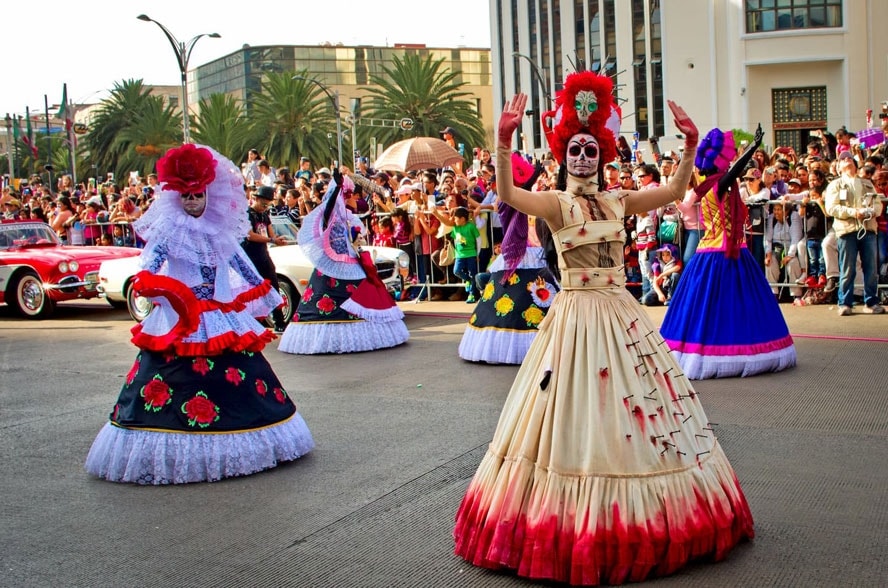 Hàng ngàn người tham gia diễu hành trong “Lễ hội người chết” ở Mexico. Hàng ngàn người tham gia diễu hành trong “Lễ hội người chết” ở Mexico.