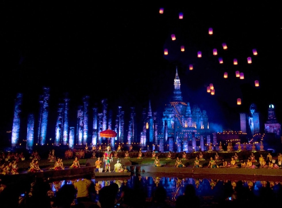 Công viên lịch sử Sukhothai (di sản thế giới được UNESCO công nhận vào năm 1991) sáng rực trong đêm hội Loi Krathong với chương trình biểu diễn sống động cùng hàng trăm chiếc đèn trời khomloi - Ảnh: SUGATO MUKHERJEE Công viên lịch sử Sukhothai (di sản thế giới được UNESCO công nhận vào năm 1991) sáng rực trong đêm hội Loi Krathong với chương trình biểu diễn sống động cùng hàng trăm chiếc đèn trời khomloi - Ảnh: SUGATO MUKHERJEE