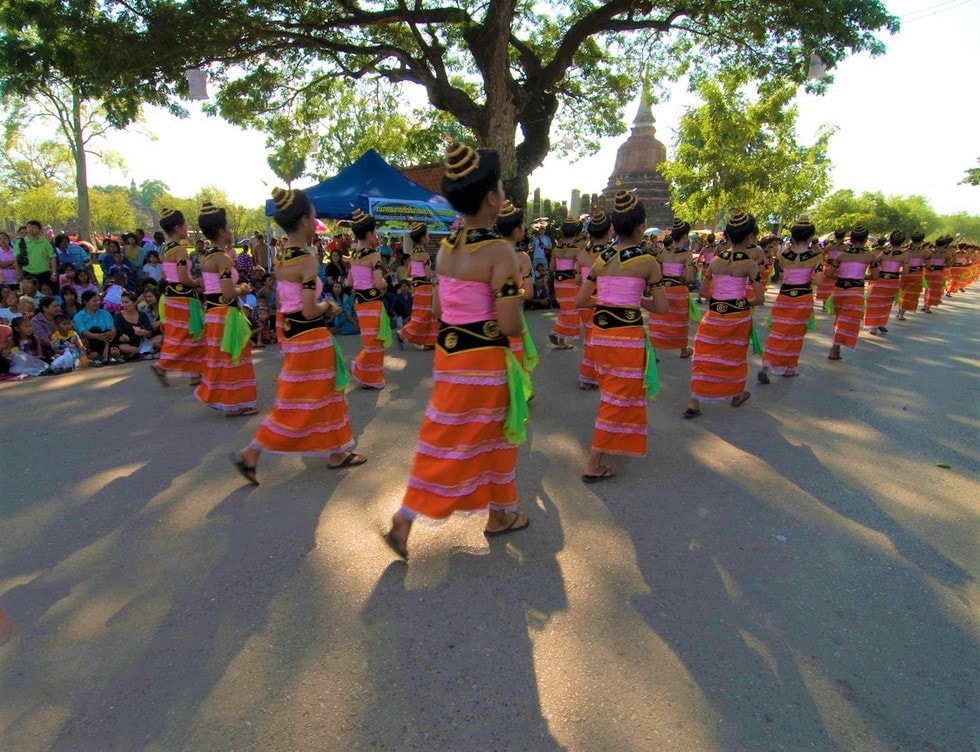 Những cuộc diễu hành trong trang phục truyền thống nhiều màu sắc là một phần không thể thiếu trong lễ hội Loi Krathong - Ảnh: SUGATO MUKHERJEE Những cuộc diễu hành trong trang phục truyền thống nhiều màu sắc là một phần không thể thiếu trong lễ hội Loi Krathong - Ảnh: SUGATO MUKHERJEE