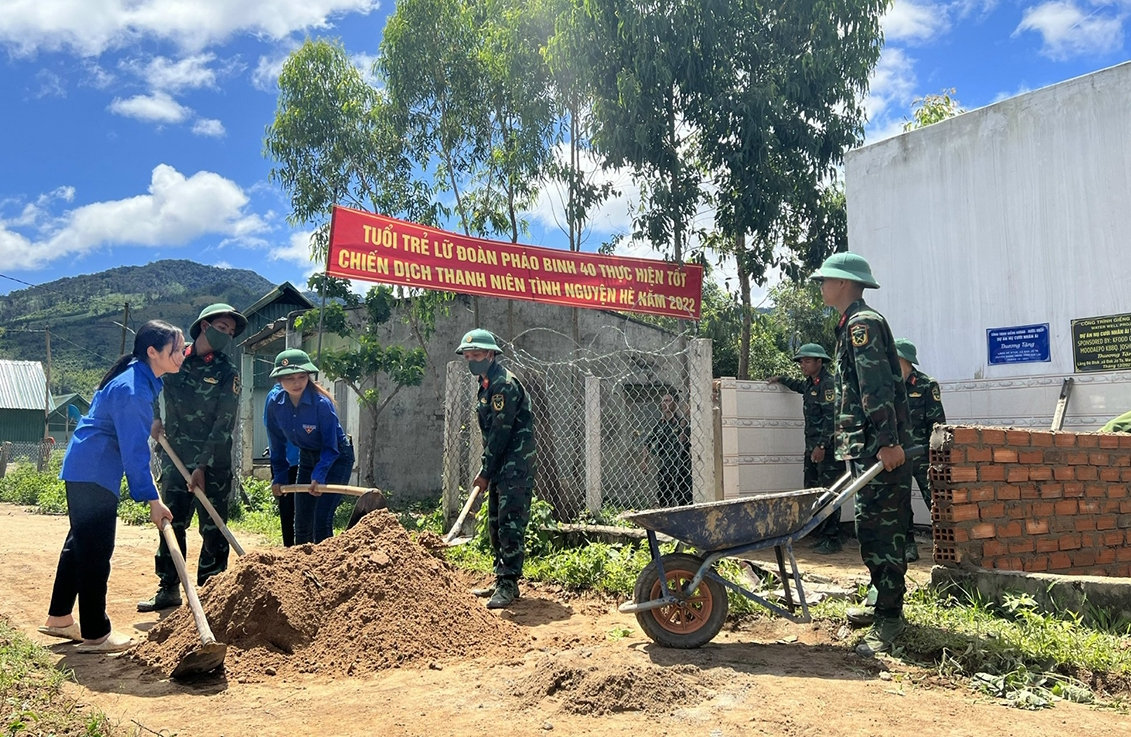 Các cán bộ chiến sĩ Tiểu đoàn 2, Lữ đoàn Pháo binh 40 cùng ĐVTN, người dân địa phương chung sức đổ bê tông công trình nước sạch