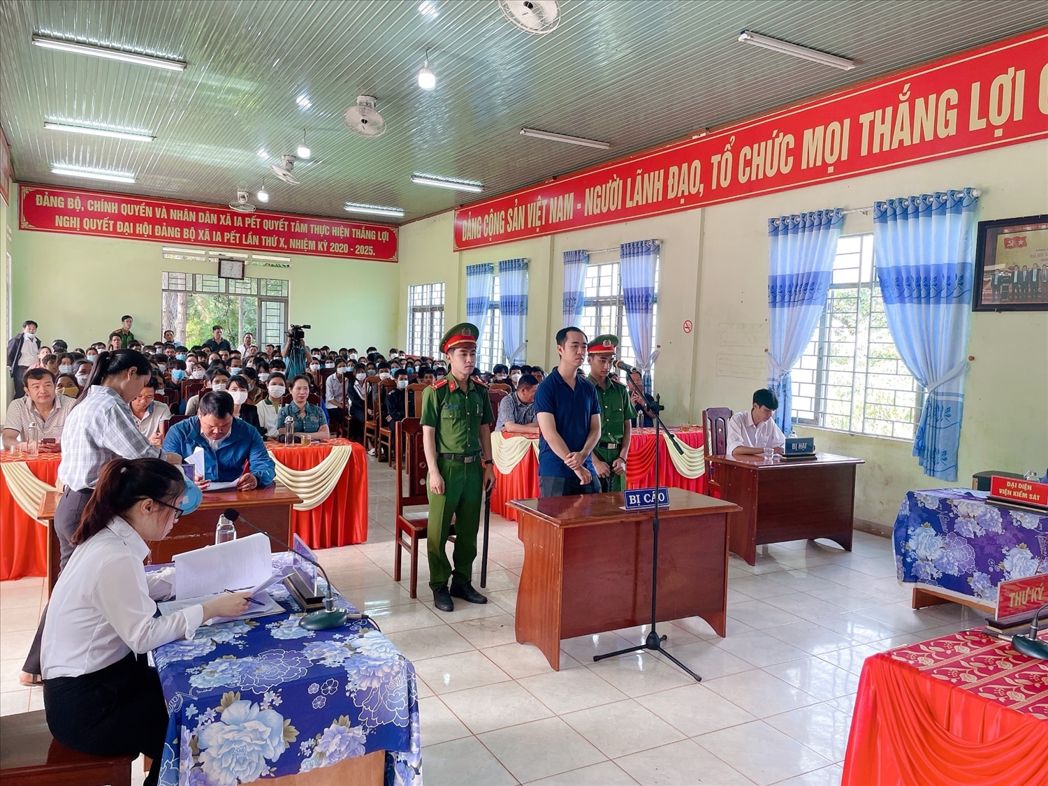 Phiên tòa giả định với tình huống là một vụ xét xử đối với bị cáo về tội “Giao cấu với người từ đủ 13 tuổi đến dưới 16 tuổi”