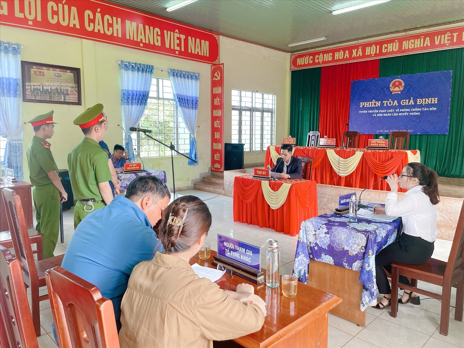 Bên cạnh đó, cơ quan Công an quyết định khởi tố vụ án, khởi tố bị can là bố đẻ nạn nhân về tội “Tổ chức tảo hôn”
