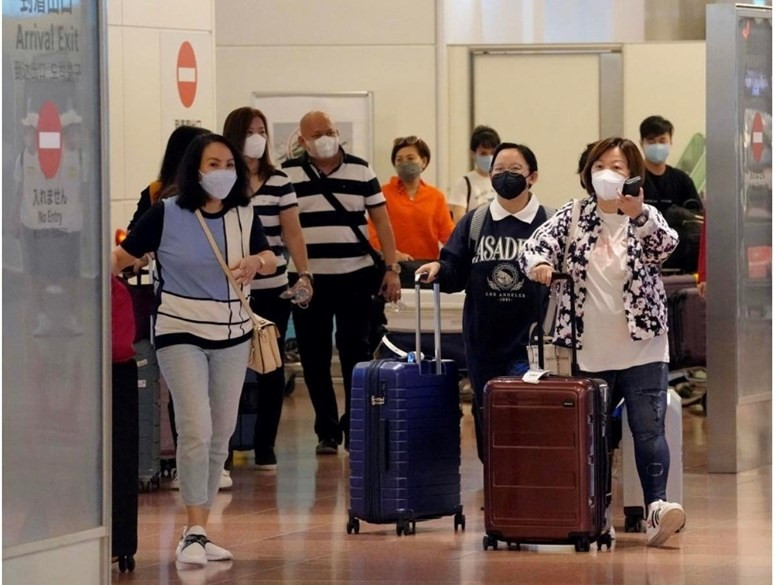 Hành khách đeo khẩu trang tại sân bay Haneda ở thủ đô Tokyo (Nhật Bản), ngày 7/9/2022. (Ảnh: Kyodo)