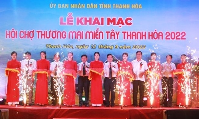 Các đại biểu cắt băng Khai mạc Hội chợ