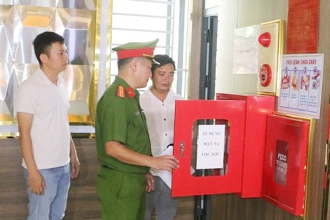 Lực lượng Công an tiến hành kiểm tra chi tiết các điều kiện bảo đảm an toàn PCCC tại các cơ sở kinh doanh dịch vụ Karaoke