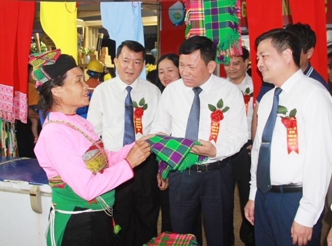 Các đại biểu tham gian hàng tại Hội chợ