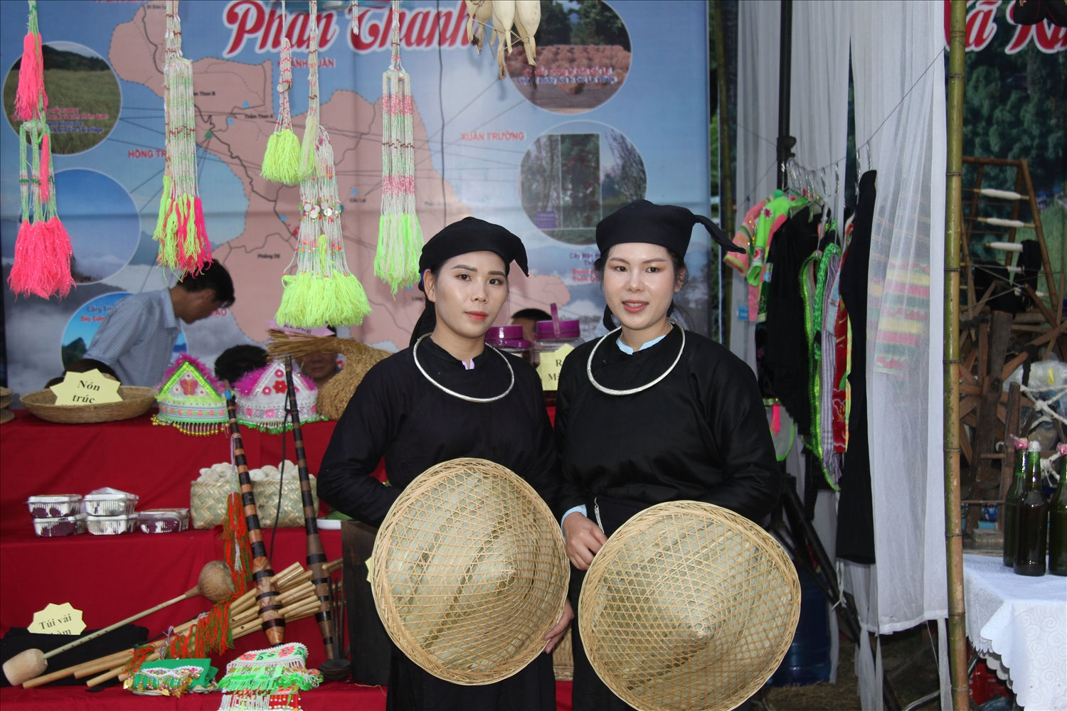 Các cô gái Tày duyên dáng trong sắc áo chàm Các cô gái Tày duyên dáng trong sắc áo chàm