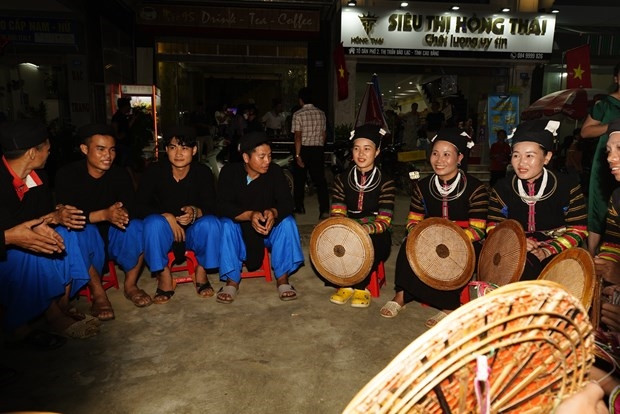 Những chàng chai cô gái Lô Lô ngồi trò chuyện, hát giao duyên Những chàng chai cô gái Lô Lô ngồi trò chuyện, hát giao duyên