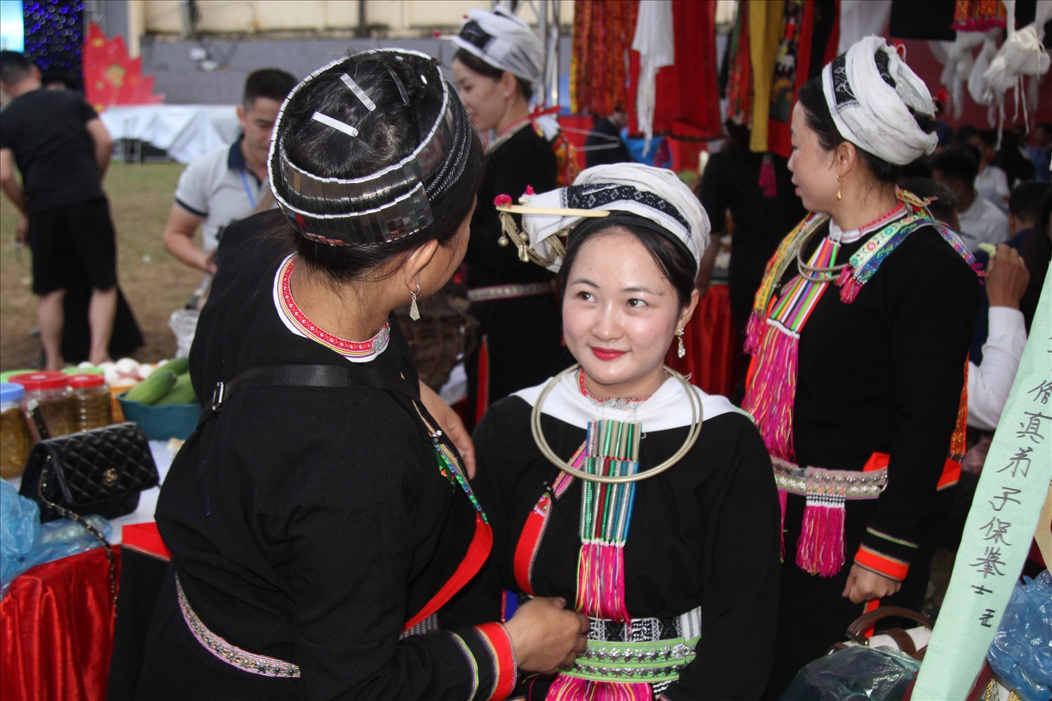 Thiếu nữ Sán Chỉ sửa soạn vào chợ Thiếu nữ Sán Chỉ sửa soạn vào chợ