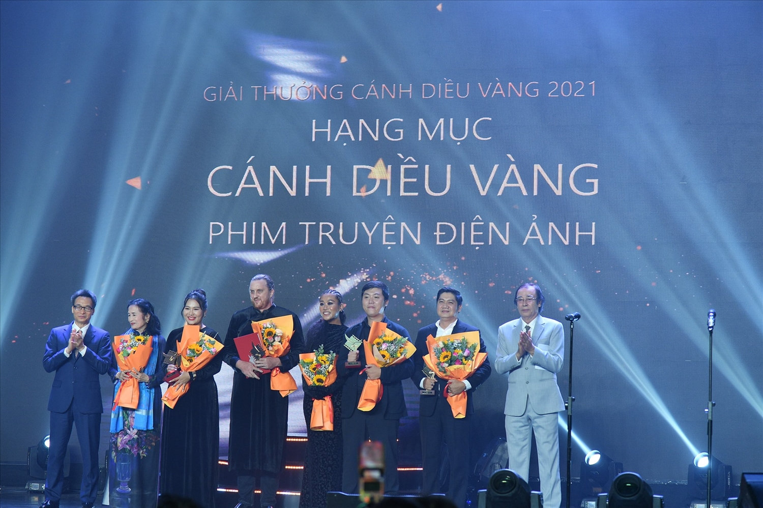Phó Thủ tướng Vũ Đức Đam, NSND Trà Giang, NSND Đào Bá Sơn trao giải Cánh diều vàng phim truyện điện ảnh cho đoàn phim “Đêm tối rực rỡ“. ảnh: VV