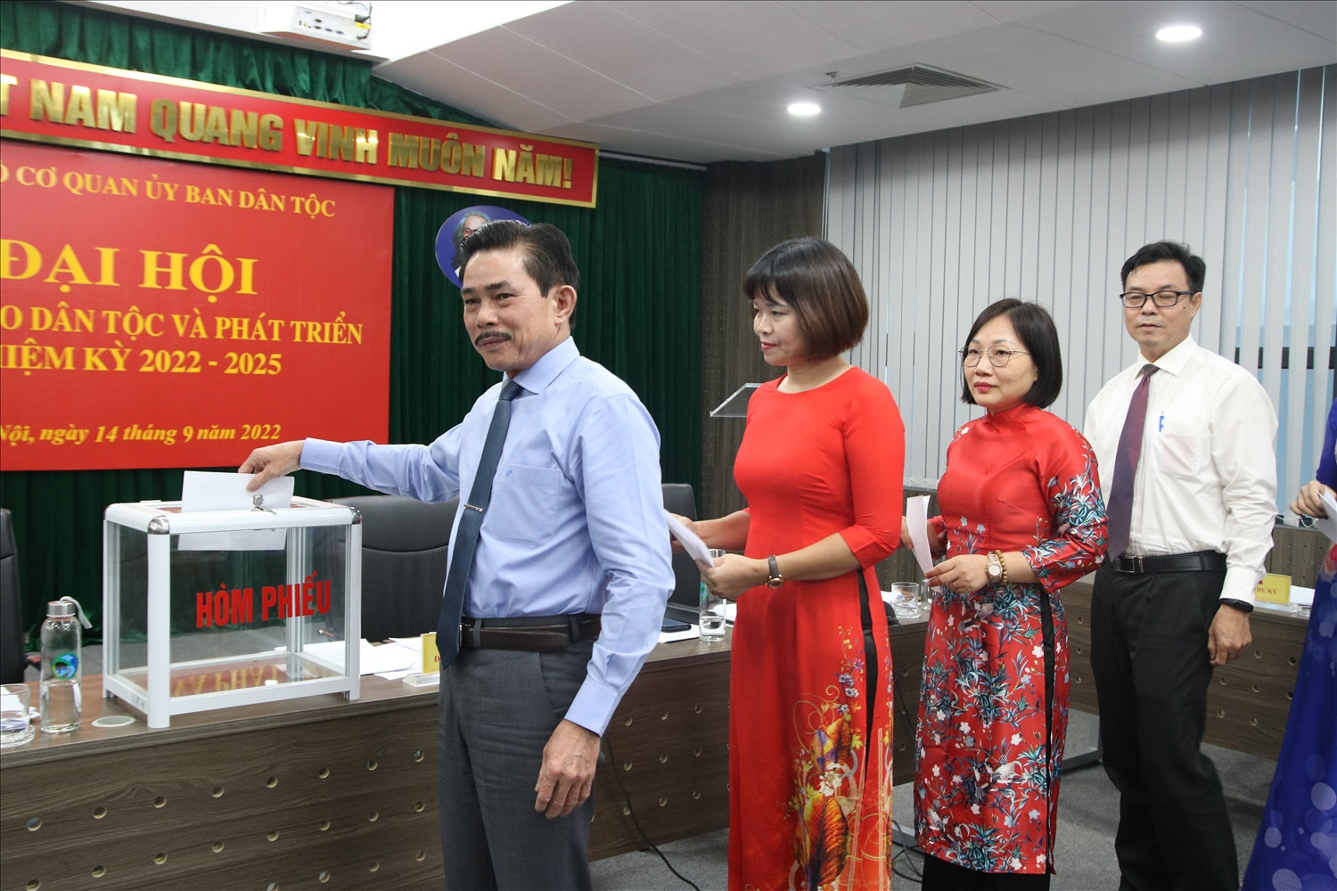 Các đảng viên trong Chi bộ Báo Dân tộc và Phát triển bỏ phiếu bầu cấp ủy nhiệm kỳ 2022 - 2025