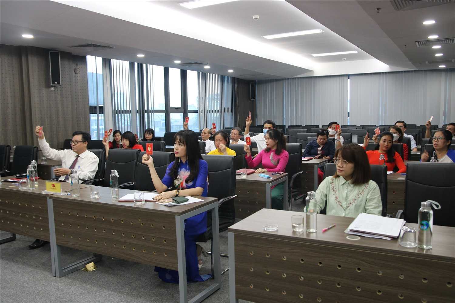 Các đại biểu biểu quyết tại Đại hội 