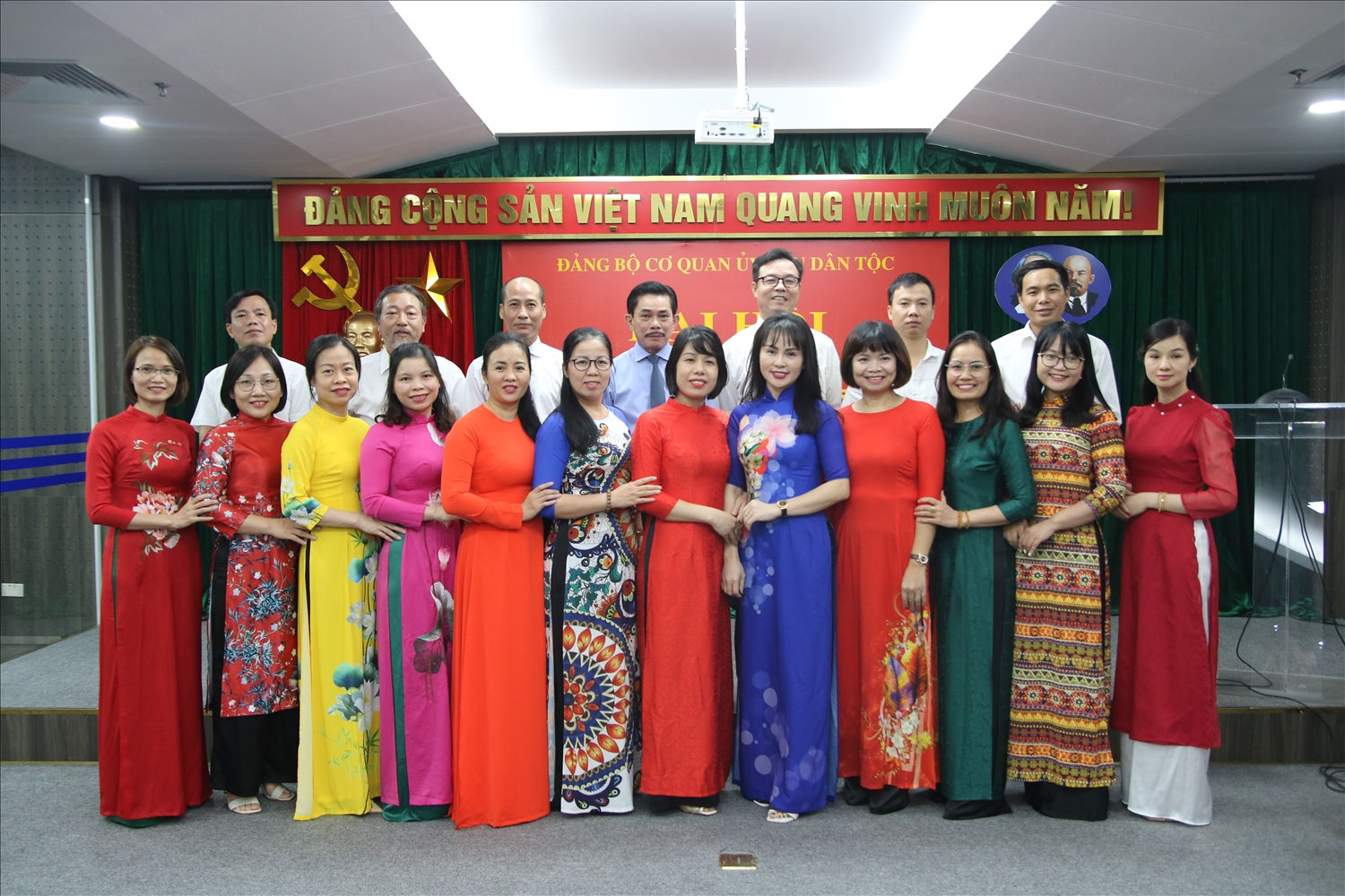 Chi bộ Báo Dân tộc và Phát triển chụp ảnh lưu niệm 